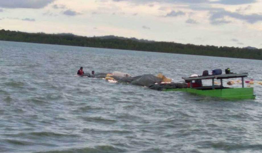 APMM berjaya menyelamatkan dua lelaki selepas bot jongkong mereka karam di kawasan perairan Sungai Pukol, Pulau Sebatik. FOTO Ihsan APMM