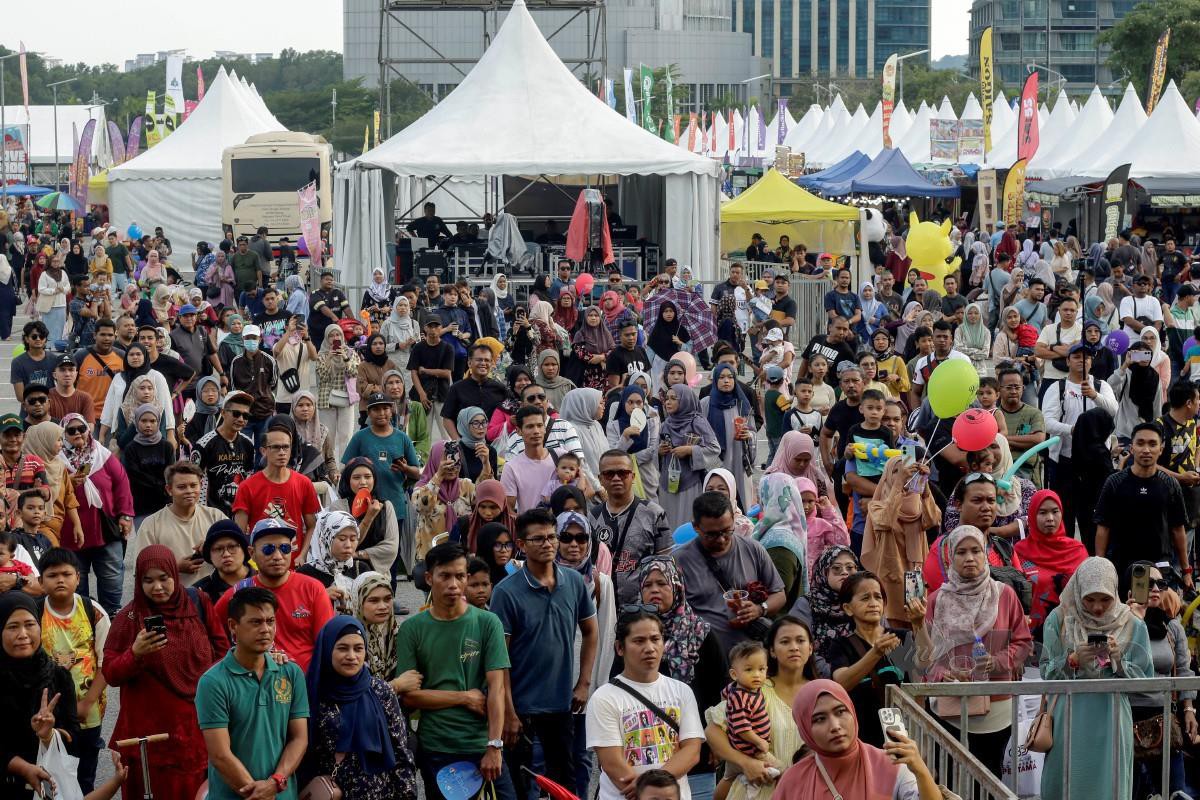 PENGUNJUNG ketika hadir memeriahkan Karnival Jom Heboh di Putrajaya. FOTO Aizuddin Saad