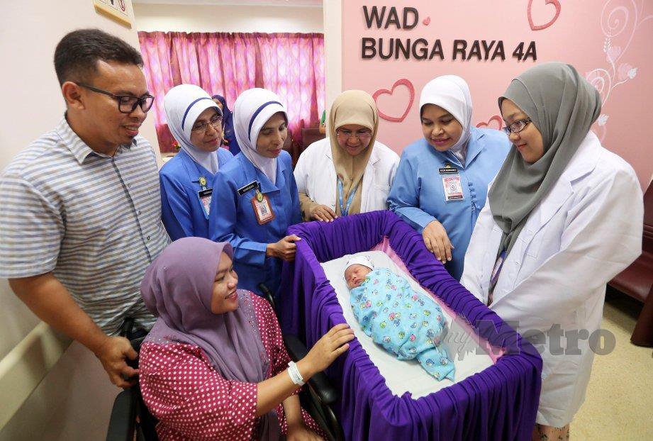NOOR'ADN (dua dari kiri), Mohd Yuhairil (kiri) bersama Dr Nasuha (tiga dari kanan) melihat bayi lelaki seberat 3.34 kilogram dilahirkan HSNZ. FOTO Ghazali Kori