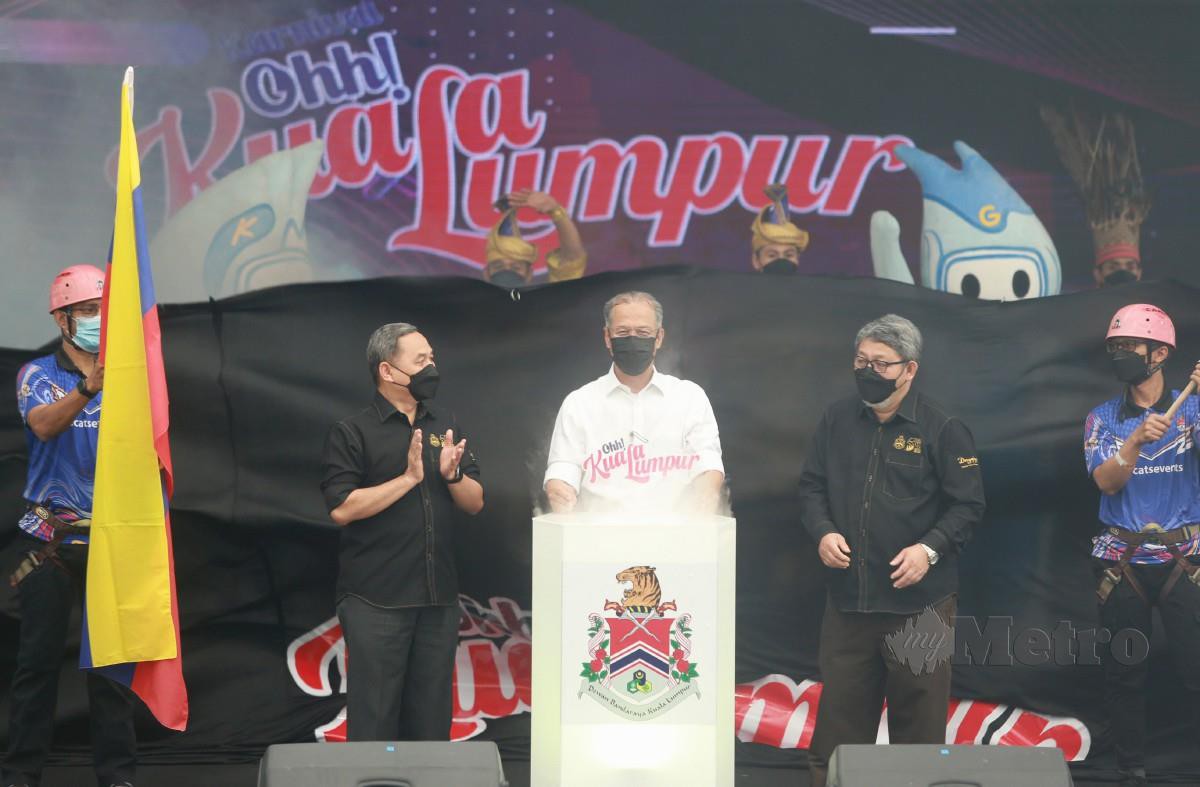 MAHADI (tengah) melancarkan Karnival Ohh Kuala Lumpur 2022 sempena sambutan Jubli Emas Bandar Raya Kuala Lumpur. FOTO Fathil Asri