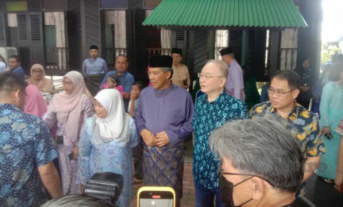 Presiden MCA, Datuk Seri Wee Ka Siong (dua dari kanan) ketika hadir pada pada Majlis Rumah Terbuka Aidilfitri Menteri Luar merangkap Timbalan Pengerusi BN, Datuk Seri Mohamad Hasan, di Kampung Tanjong Rantau, hari ini. Foto Mohd Amin Jalil.