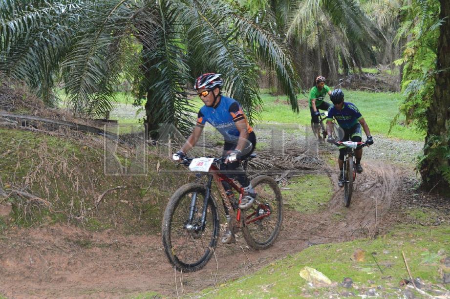 PELBAGAI aksi peserta kategori Mountain Bike meredah ladang kelapa sawit. FOTO NSTP