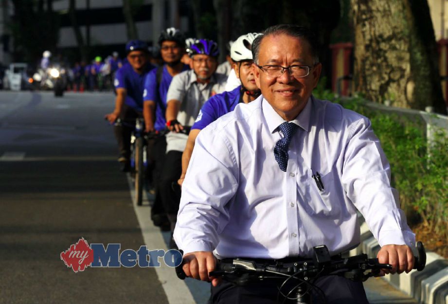 DATUK Bandar Kuala Lumpur, Tan Sri Mhd Amin Nordin Abd Aziz, mengayuh basikal ketika Program Blue Ride ‘KL Bike Friendly City’. FOTO NSTP/MOHAMAD SHAHRIL BADRI SAALI
