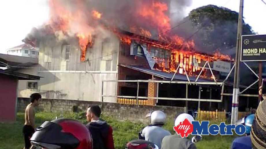 DUA rumah kedai musnah dalam kebakaran. FOTO Nik Abdullah Nik Omar