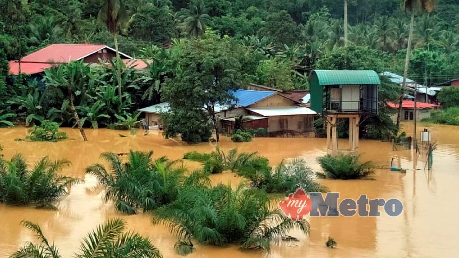 KAMPUNG Limau Kasturi, Gua Musang yang terletak di pinggir Sungai Galas dilanda banjir sejak malam tadi. FOTO Ramli Ibrahim