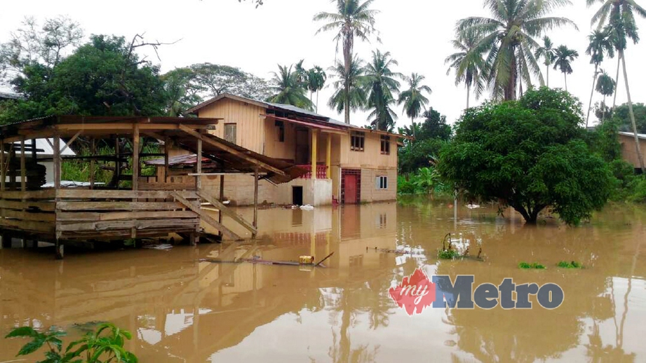 KEADAAN banjir sekitar Kampung Jirat dan Kampung Hamzah, Kuala Krai, semalam akibat hujan berterusan sejak Sabtu lalu. FOTO ihsan pembaca