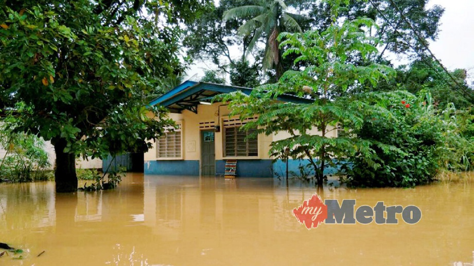 RUMAH Mariam Jusoh masih ditenggelami banjir di Kampung Limau Kasturi berikutan hujan lebat sejak Ahad menyebabkan berlaku limpahan air Sungai Galas. FOTO Ramli Ibrahim