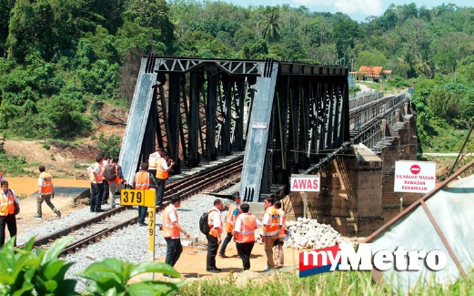 JAMBATAN Kemubu yang sudah dibaikpulih dan digunakan sejak 19 Mei lalu selepas dihanyutkan banjir besar pada 2014 menjadi laluan utama keretapi pantai timur Gua Musang - Kemubu, Kuala Krai. FOTO Syamsi Suhaimi