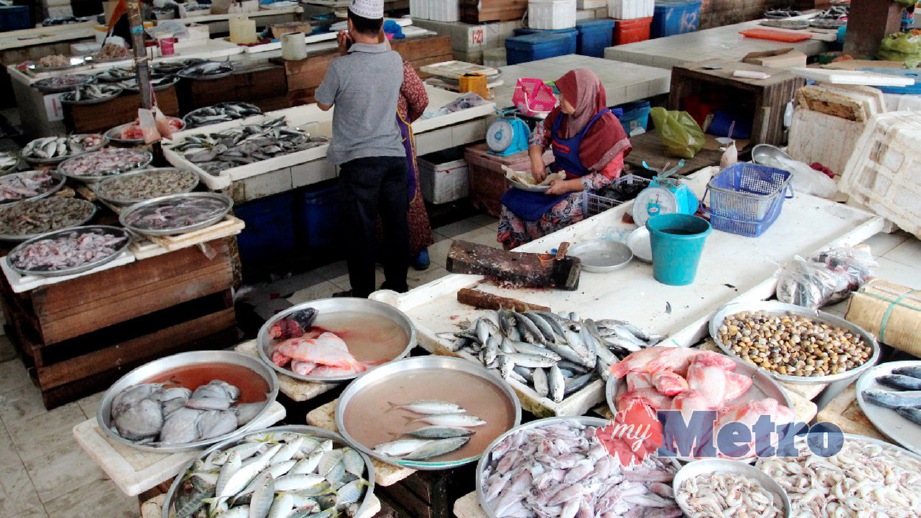 HANYA beberapa jenis ikan sahaja yang dijual di Pasar Basah Wakaf Che Yeh berikutan masalah cuaca yang tidak menentu pada musim tengkujuh. FOTO Nik Abdullah Nik Omar