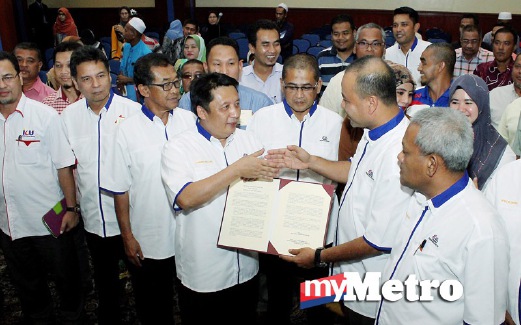 YANG Dipertua PKMM Negeri Kelantan, Datuk Mohd Rosdi Abdul Aziz (dua kanan) menyerahkan Deklarasi Ahli kepada Ahmad Jazlan (empat kiri) selepas Mesyuarat Agung Tahunan. FOTO Nik Abdullah Nik Omar