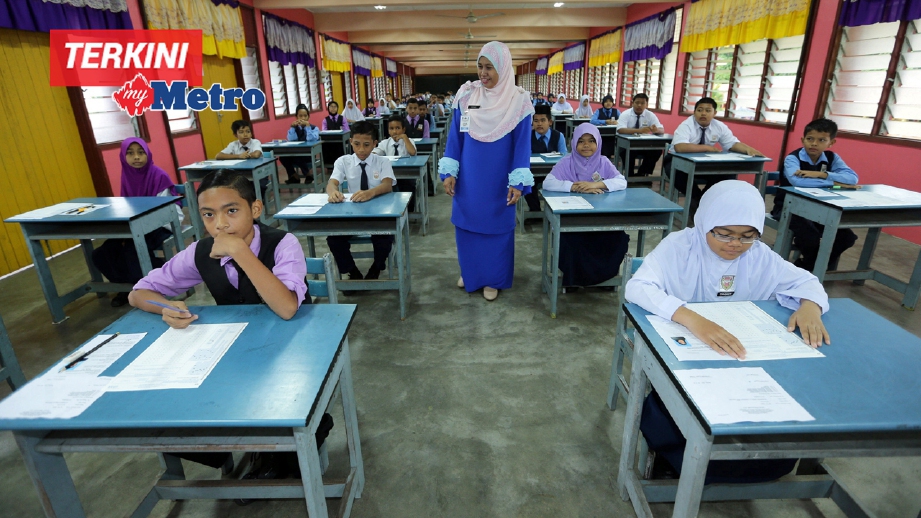 PENGAWAS peperiksaan memberi penerangan kepada 71 murid SK To' Uban yang akan menduduki peperiksaan UPSR Bahasa Melayu Kertas 1 (Pemahaman). FOTO Fathil Asri