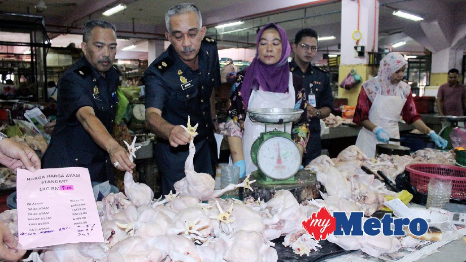 SHAMSURI (dua kiri) memeriksa penjualan ayam yang disenaraikan di bawah Skim Kawalan Harga di Pasar Siti Khadijah. FOTO Nik Abdullah Nik Omar