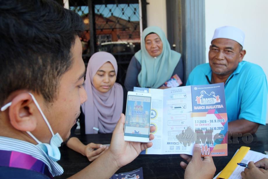 Pengawai Jabatan Perangkaan Malaysia negeri Kelantan memberi penerangan kepada orang awam mengenai kemudahan pelaksanaan bancian dengan kaedah pengumpulan data secara atas talian (e-Census) di Kampung Chicha, Kubang Kerian. FOTO NSTP