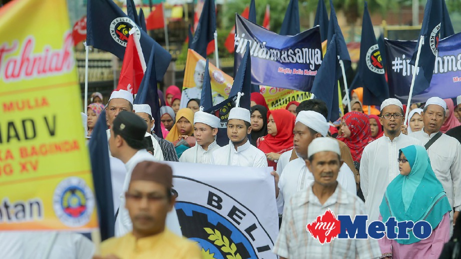 ORANG ramai turut serta dalam perarakan sempena sambutan Maulidur Rasul peringkat Negeri Kelantan 1438H/2016M yang berakhir di Masjid Muhammadi. FOTO Fathil Asri
