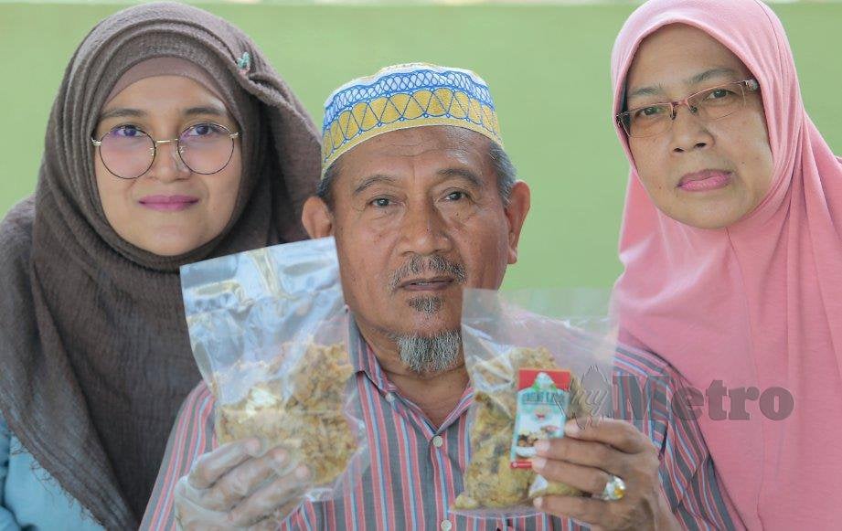 IDDA Melissa bersama ayahnya, Sukiman dan ibu, Rahana dengan produk daging katok.