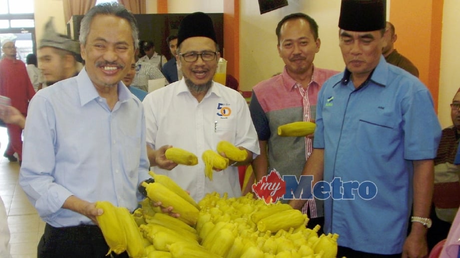AHMAD Ishak (kiri) melawat gerai jagung rebus pada Majlis Bertemu Pelanggan di pejabat FAMA Kelantan di RTC Tunjung. FOTO Ismail Muhamad