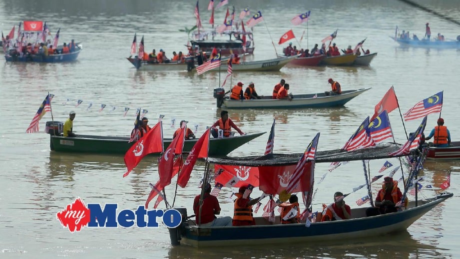 BOT yang menyertai Perarakan Jalur Gemilang Parlimen Tumpat menyusuri Sungai Kelantan dari Pengkalan Sampan, Pasir Pekan hingga ke Pulau Beluru sempena sambutan Hari Malaysia. FOTO Fathil Asri