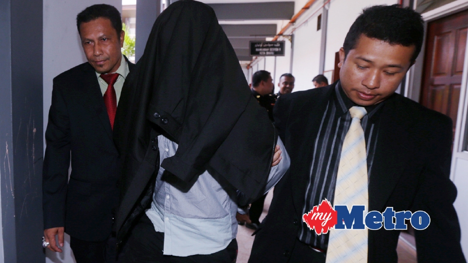 SEORANG daripada tertuduh, Dzul Azam didakwa menerima rasuah RM3,000. FOTO Zaman Huri Isa