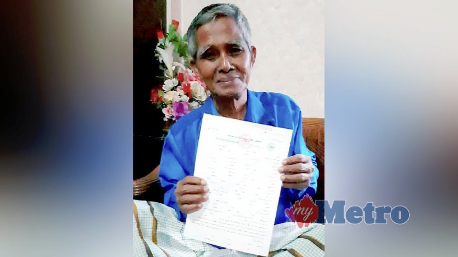 IBRAHIM menunjukkan borang perkahiwan yang dikeluarkan oleh Majlis Agama Islam Narathiwat selepas mengahwinkan pasangan budak 13 tahun dan 19 tahun. FOTO Sharifah Mahsinah Abdullah