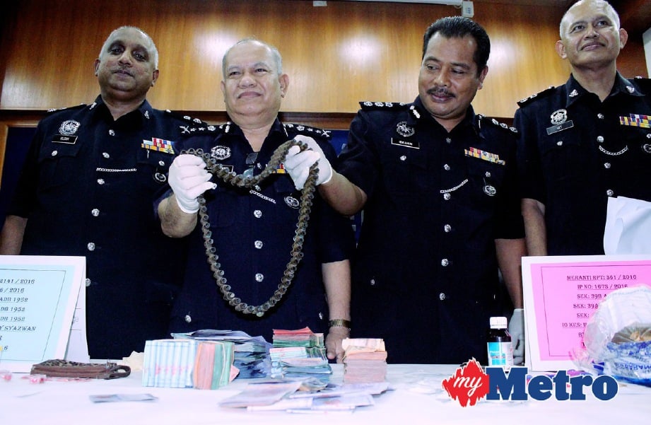 AB Rahman (dua kiri) menunjukkan barang rampasan termasuk dadah dan wang tunai. FOTO Nik Abdullah Nik Omar