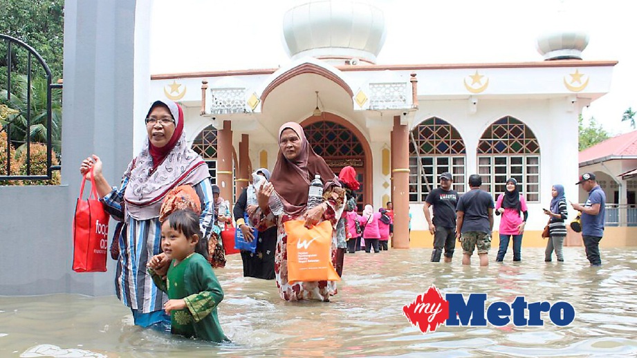 MANGSA banjir pulang selepas merima sumbangan daripada badan bukan kerajaan di Masjid Kampung Bendang Pak Yong, Tumpat. FOTO Nik Abdullah Nik Omar