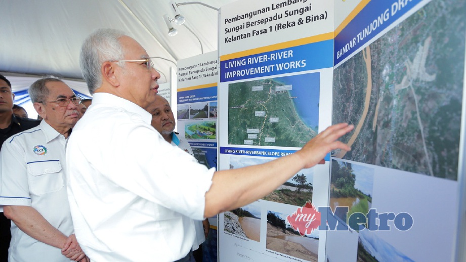 NAJIB diiringi Wan Junaidi (kiri) melawat pameran sebelum merasmikan majlis Pecah Tanah Projek Pembangunan Lembangan Sungai Bersepadu (PLSB) Sungai Kelantan Fasa 1. FOTO Fathil Asri