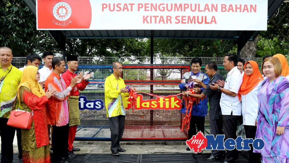 AFANDI (lima kanan) bersama Pengarah MARA Negeri Kelantan, Ismail Abdullah (lima kiri) merasmikan Program Kitar Semula (3R), Pengasingan Sisa dan Pengurusan Sisa Industri. FOTO Faris Zainuldin