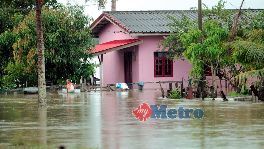 KAWASAN di Kampung Pulau Ular, Tumpat yang dilanda banjir. FOTO Syamsi Suhaimi