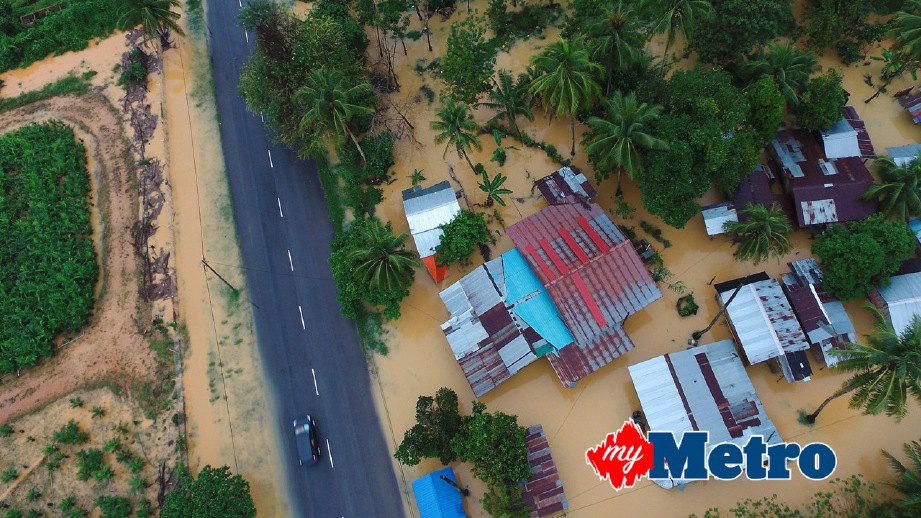 KEADAAN banjir di Kampung Bukit Sireh akibat hujan lebat dan angin kencang, semalam. FOTO Fathil Asri