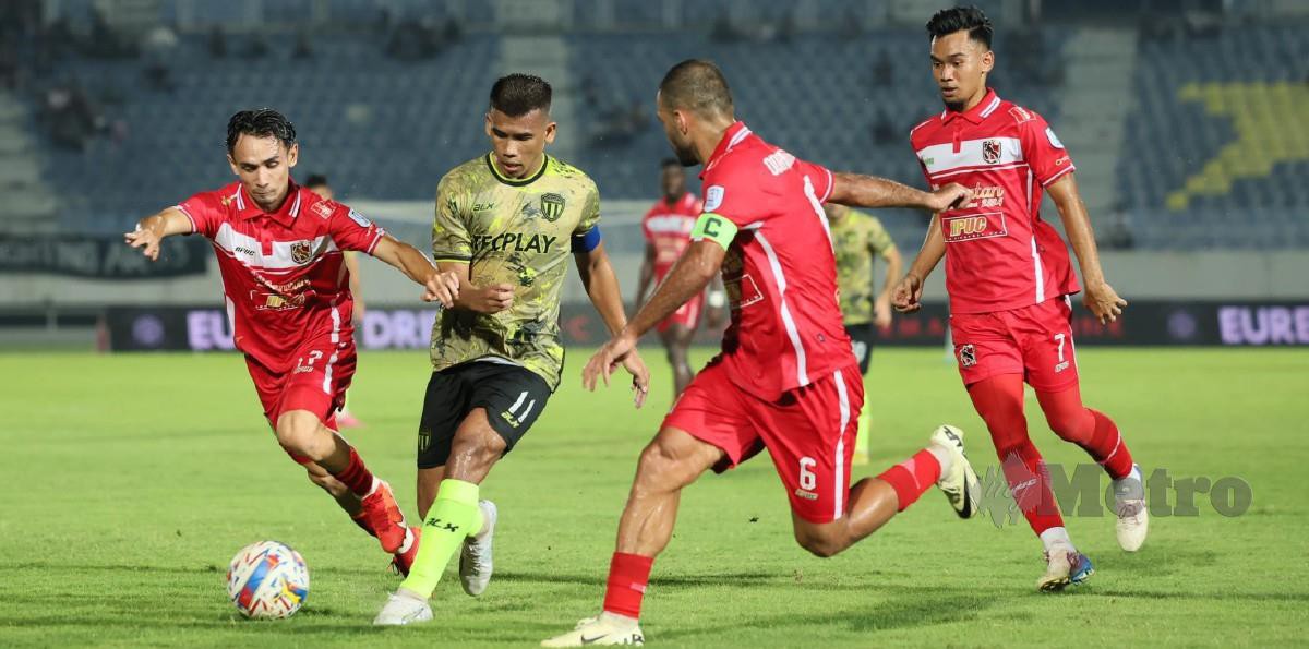 AKSI pemain KDN FC ketika berdepan dengan Terengganu di Stadium Sultan Mizan Zainal Abidin, Gong Badak, malam tadi. FOTO GHAZALI KORI