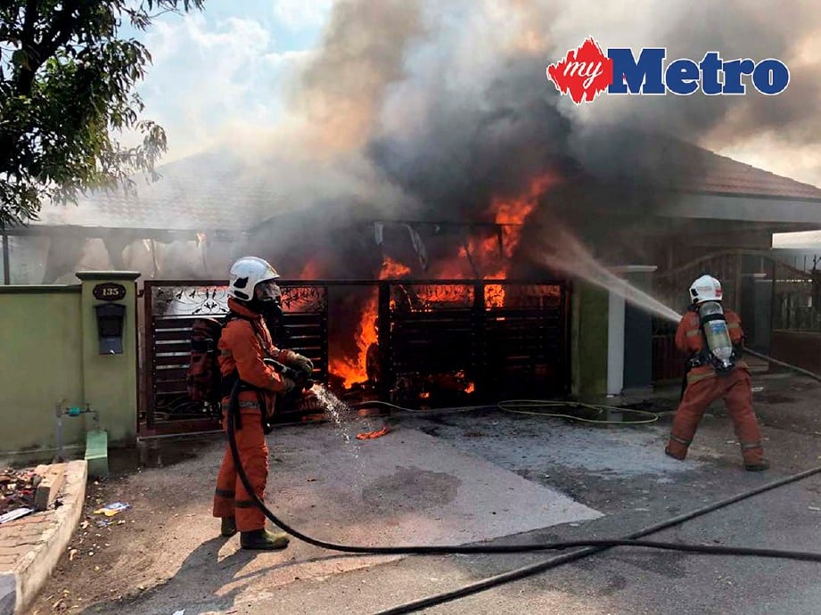 ANGGOTA Bomba dan Penyelamat memadamkan kebakaran melibatkan rumah  pembaca berita tv3 Nasharudin Tajudin di jalan Landak, Seksyen 20 Shah Alam. -Foto  IHSAN BOMBA