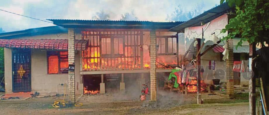 KEADAAN   rumah mangsa ketika  terbakar semalam. 