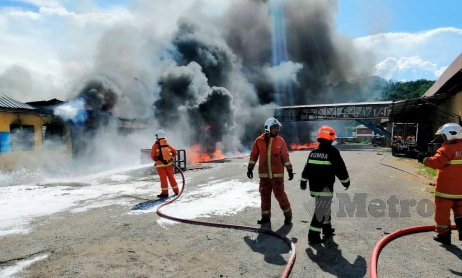 ANGGOTA bomba berusaha memadamkan kebakaran di pusat jualan minyak PNK Marang dan Kuala Terengganu Selatan. FOTO Ihsan Bomba