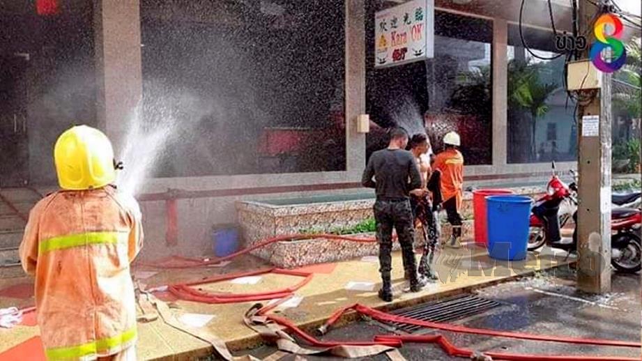 ANGGOTA bomba memadamkan kebakaran hotel di Danok yang turut menyebabkan 15 rakyat Malaysia mengalami sesak nafas, hari ini.