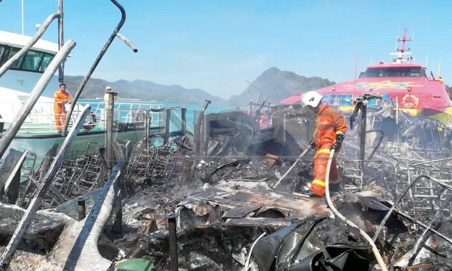 ANGGOTA bomba memadam sisa kebakaran feri penumpang Dragon Star 1 yang musnah dalam kebakaran di Langkawi semalam. FOTO Ihsan Bomba