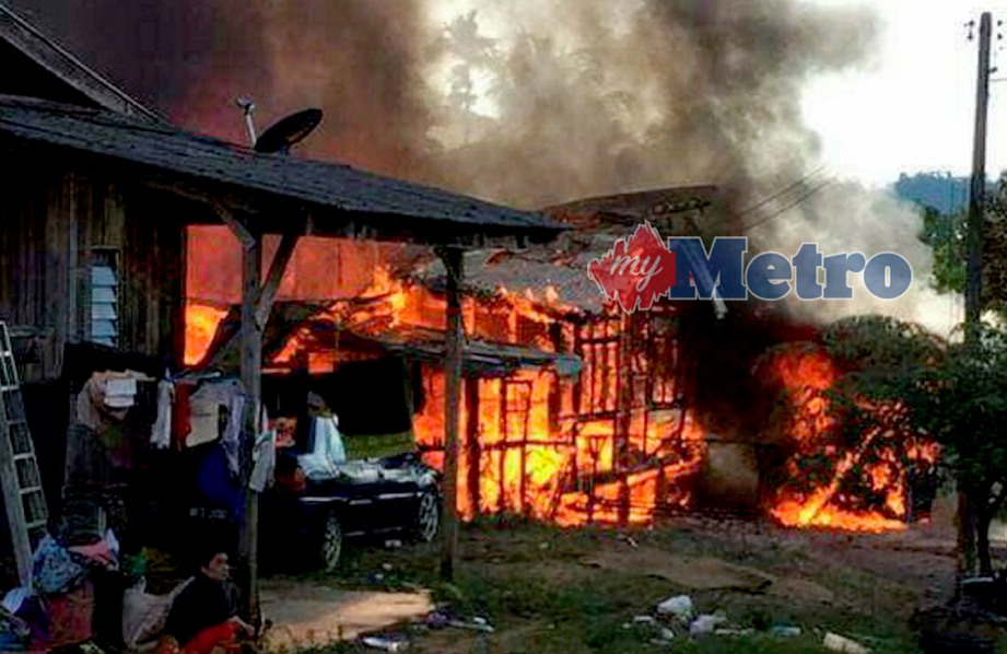 KEADAAN rumah Muhammad Zahari Isa yang terbakar berpunca dari dapur di RKT Kesedar Paloh 1. FOTO Ramli Ibrahim