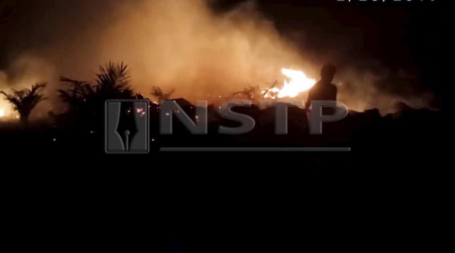 ANGGOTA bomba memadam kebakaran terbuka di ladang kelapa sawit di Jalan Penawar ke Punggai, Pengerang. FOTO Ihsan Bomba Dan Penyelamat
