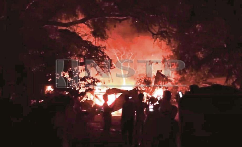 KEADAAN kebakaran tiga rumah di Kampung Tanjung Kapor, Kudat, semalam. FOTO Ihsan JBPM