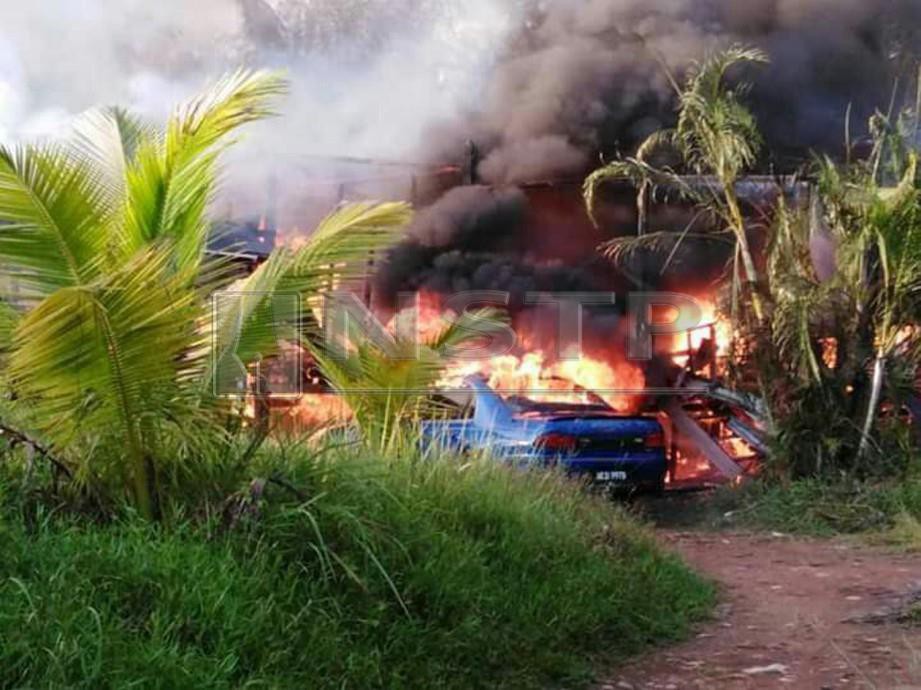 KEBAKARAN memusnahkan rumah pusaka milik Khairy dan kereta Proton Perdana abang iparnya. FOTO ihsan bomba