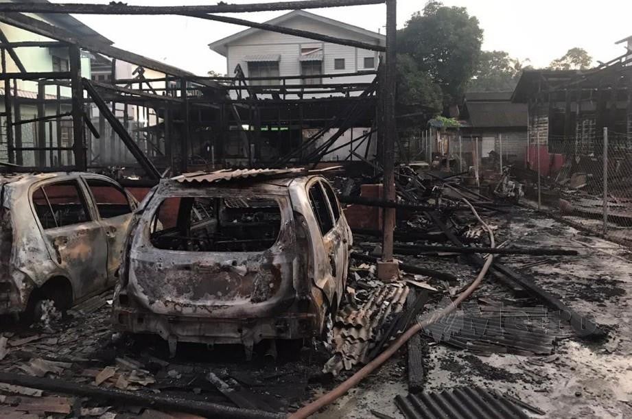 TIGA sekeluarga maut manakala seorang lagi melecur selepas rumah mereka diami terbakar dalam satu kebakaran awal pagi tadi. FOTO Ihsan Bomba