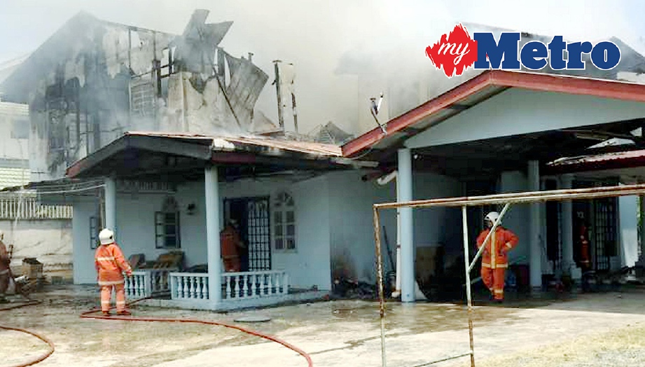 ANGGOTA bomba berjaya mengawal kebakaran daripada merebak dalam satu kebakaran, di Kampung Peringatan, di Petagas.  -Foto IHSAN BOMBA