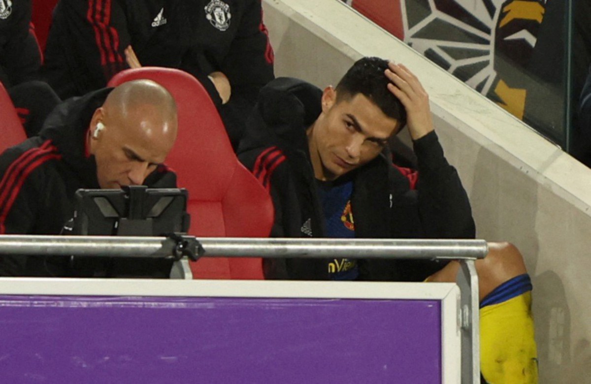 Wajah kecewa penyerang Manchester United, Cristiano Ronaldo. FOTO Reuters