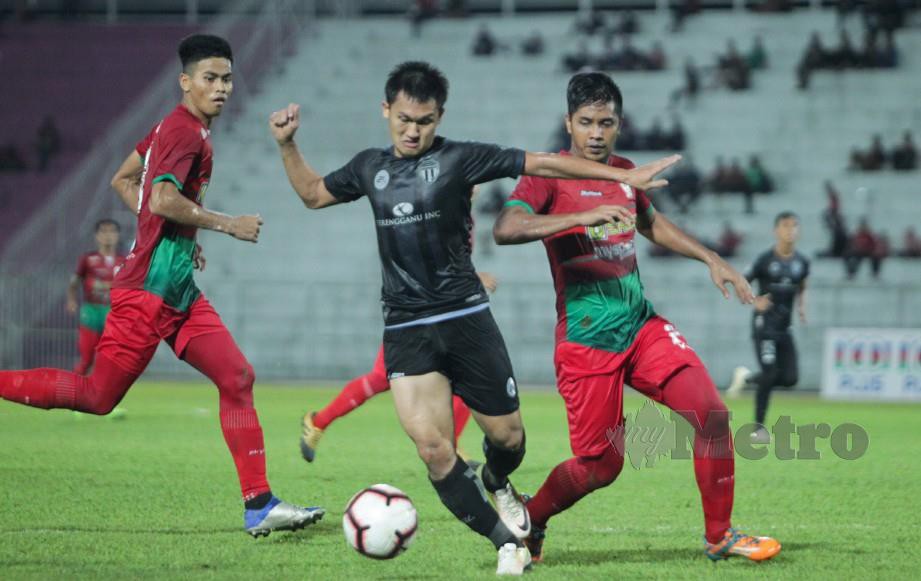 PEMAIN TFC, Khairu Azrin Khaizali (tengah) dikawal dua pemain Kelantan di Stadium Sultan Muhammad Ke IV. FOTO/SYAMSI SUHAIMI.