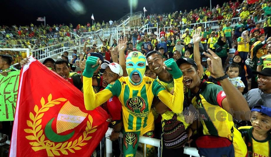 GELAGAT penyokong pasukan Kedah selepas pasukan mereka berjaya ke final. FOTO Farizul Hafiz Awang