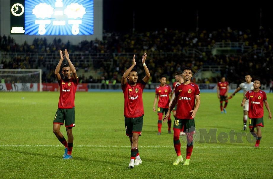 PEMAIN Lang Merah selepas berjaya mengalahkan Pahang. FOTO Farizul Hafiz Awang