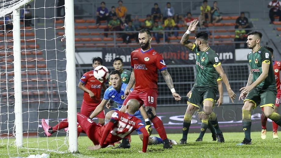Aksi pemain Kuala Lumpur, Guilherme De Paula Lucrecio menjaringkan gol ketika aksi perlawanan Liga Super 2019 Kuala Lumpur menentang Kedah di Stadium KLFA, Bandar Tun Razak, Sabtu lalu. FOTO Eizairi Shamsudin.