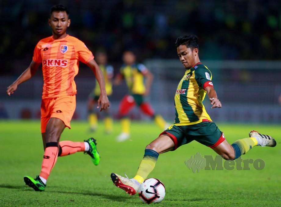 PEMAIN Kedah,  Farhan Roslan (kanan) diasak pemain PKNS FC  di Stadium Darul Aman.  - FOTO Sharul Hafiz  Zam
