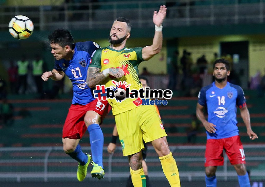 PENYERANG Kedah, Paulo Ranger (tengah) tidak dapat diturunkan selepas digantung perlawanan kerana aksi ganas ketika menentang JDT, kelmarin. FOTO Amran Hamid