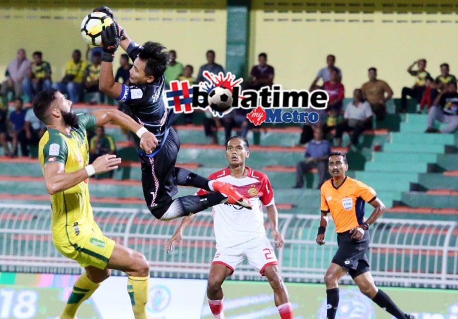 PENJAGA gol Kelantan, Mohd Shahrizan Ismail menyelamatkan bola dari direbut pemain Kedah, Liridon Krasniqi (kiri) pada aksi Liga Super di Stadium Darul Aman. FOTO Amran Hamid