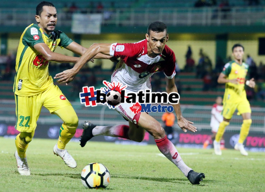 PEMAIN Kedah, Mohd Syazwan Zainon (kiri) cuba menghalang pemain Kelantan, Cassio Francisco De Jesus  pada aksi Liga Super di Stadium Darul Aman. FOTO Amran Hamid